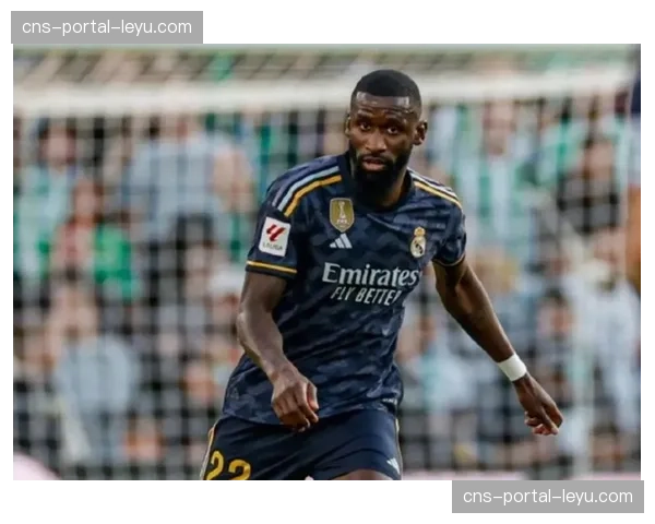 特写镜头：吕迪格门线解围后，与库尔图瓦激动相拥